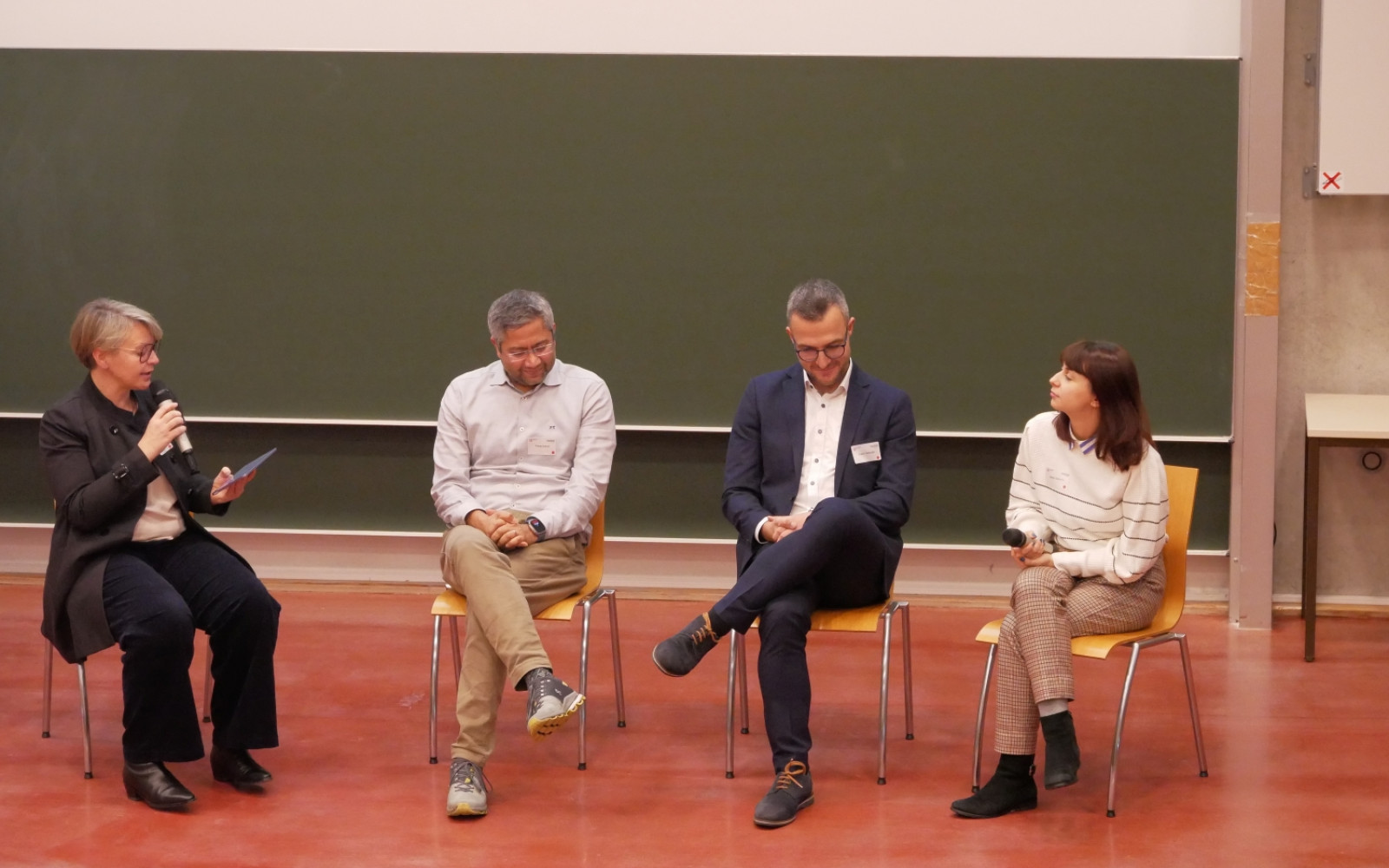 Drei ehemalige aus dem 1. Jahrgang und einer nun auch Förderer (links, Vorstand Sparkasse Bremen) berichteten der Moderatorin über ihre Erfahrung mit dem Stipendium