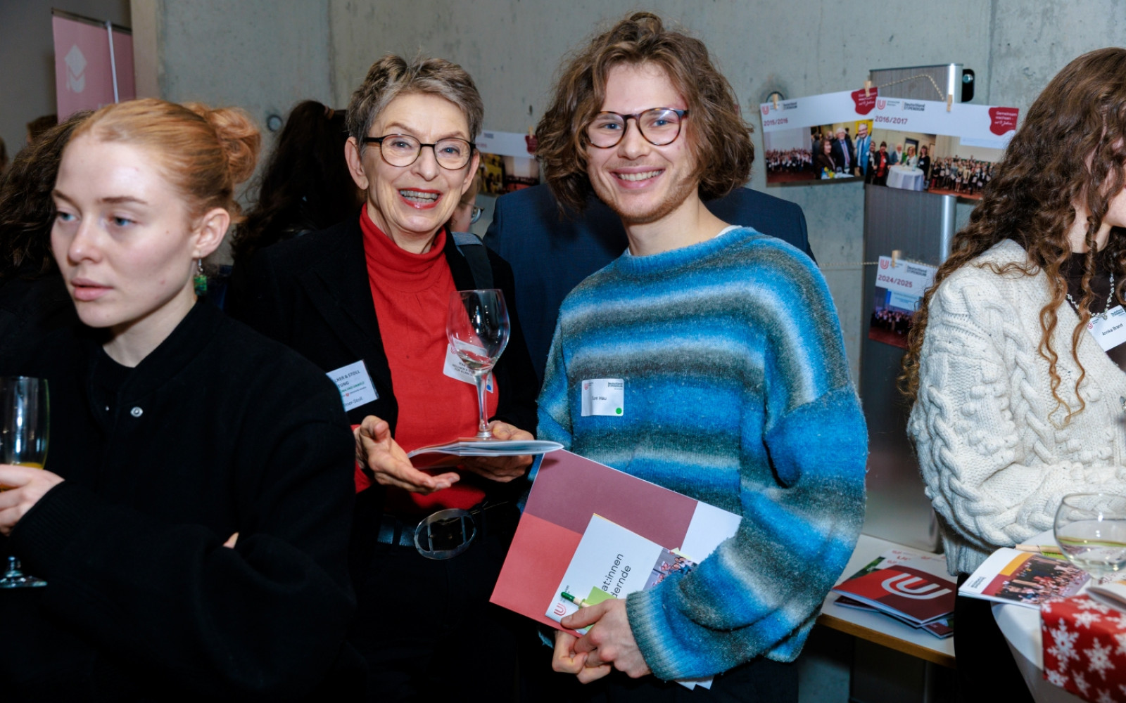 Fotograf Matej Meza fing Rita Kellner-Stoll im Gespräch mit Tom Hau ein
