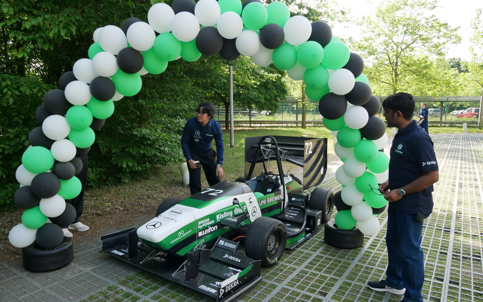 Umkränzt von Ballons stand das Ergebnis mühevoller, nächtelanger Arbeit